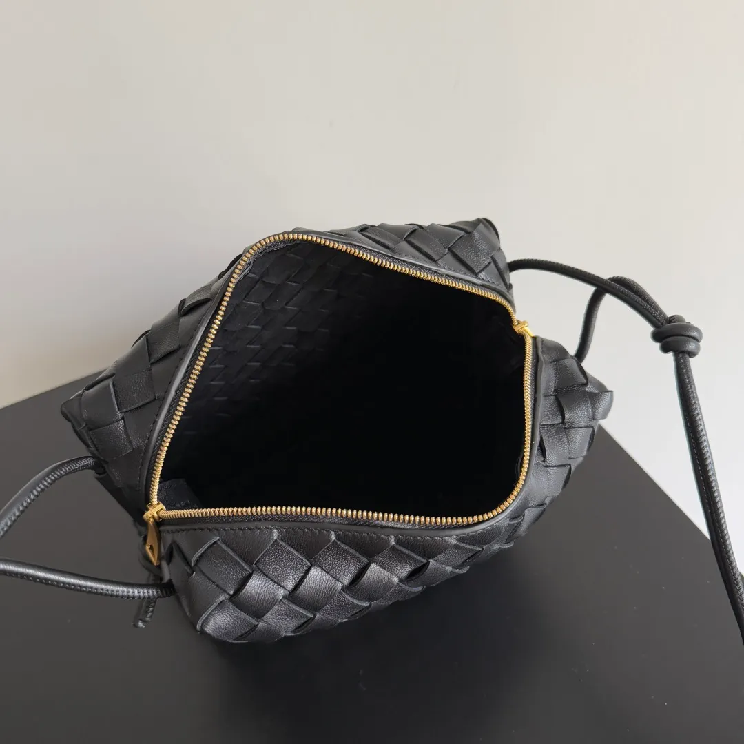 Batch 1260 𝗕𝗼𝘁𝘁𝗲𝗴𝗮 𝗩𝗲𝗻𝗲𝘁𝗮———— The latest version of the loop camera bag💥 at BV’s King of Cost-Effectiveness counter, large woven texture➕As always, ultra-high-quality lambskin, with zippers and adjustable drawstrings, it is especially suitable for the belly💫It can hold anything, and it is very light in weight, suitable for🈴️girls of all ages, size: 22*15*8cm, style number: 680255
